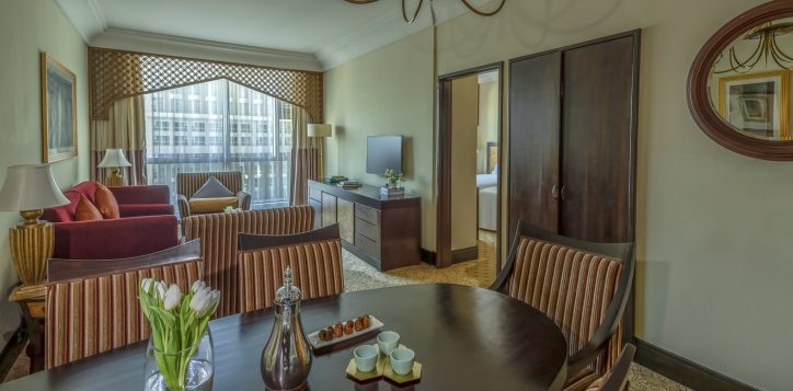 classic-presidential-suite-1-double-size-bed-2-single-size-beds-partial-kaaba-view