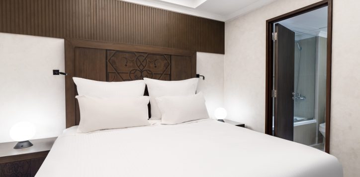 deluxe-presidential-suite-1-double-size-bed-2-single-size-beds-haram-courtyard-view
